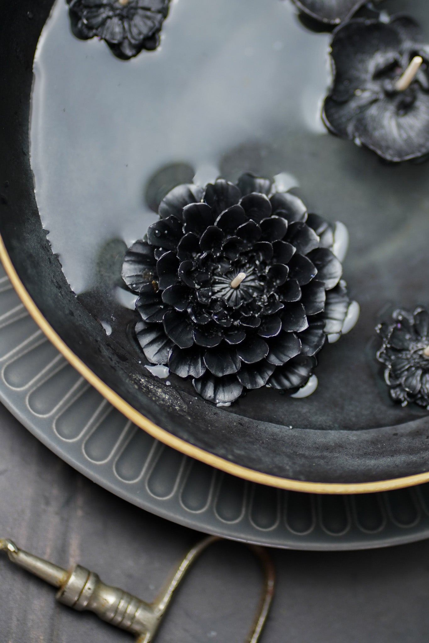 DARK FLOATING FLOWER CANDLES