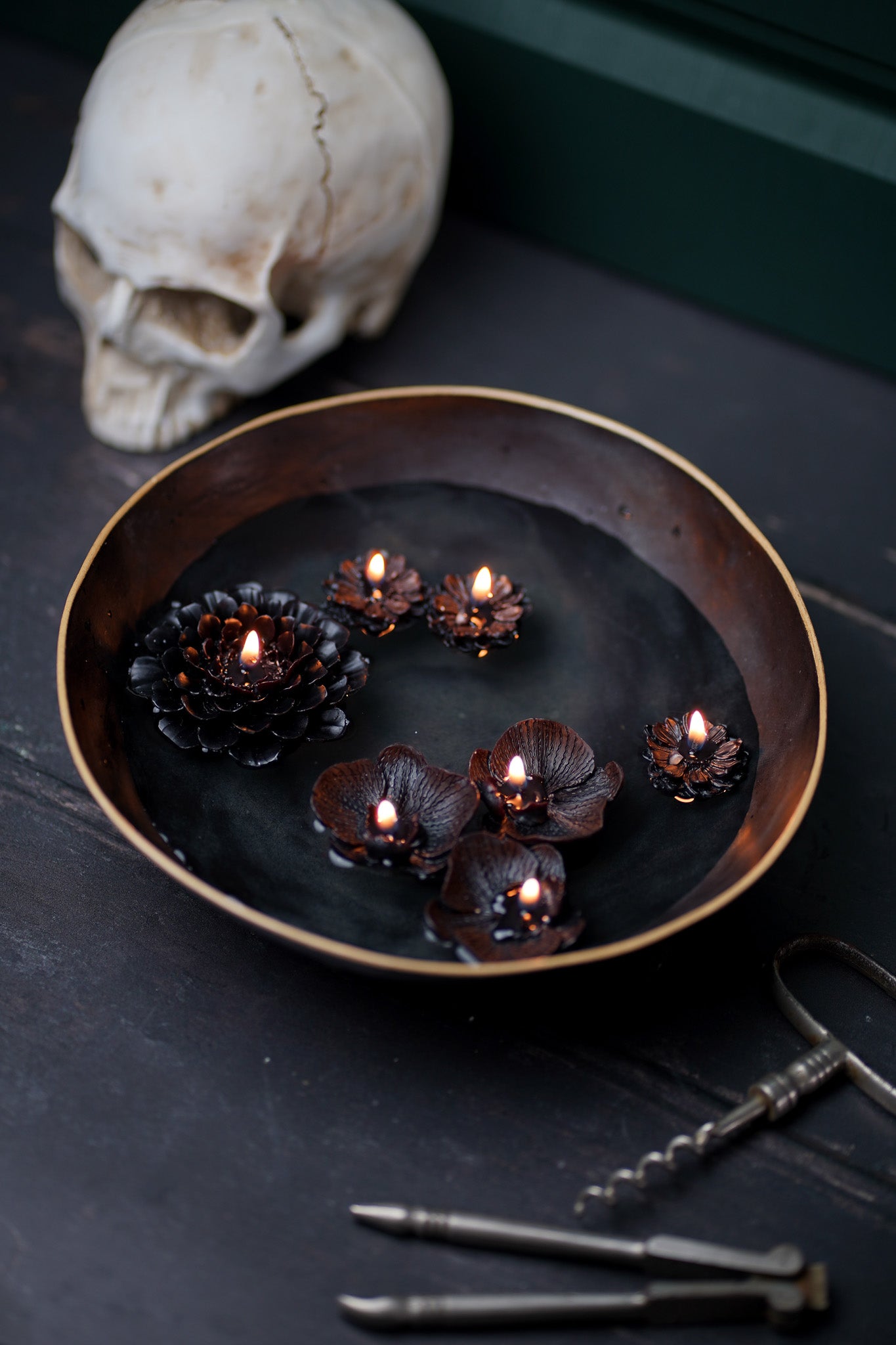 DARK FLOATING FLOWER CANDLES